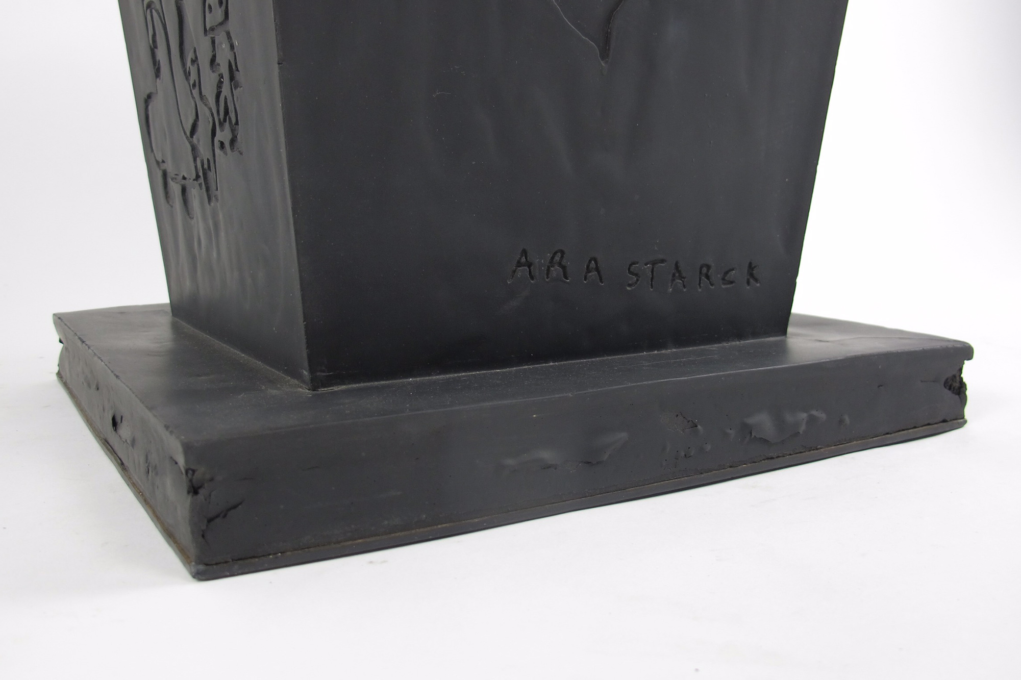 hole chair-prototype-97-3_XL